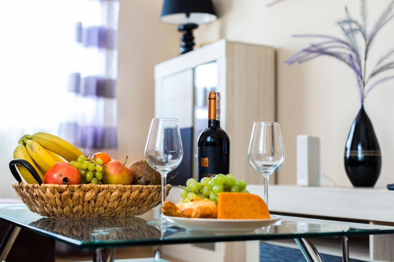 Pcd Aparthotel Wola Варшава Екстериор снимка